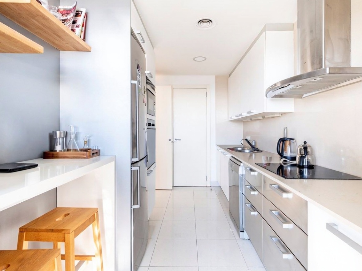 Piso en venta en primera línea de playa en Barcelona — Cocina