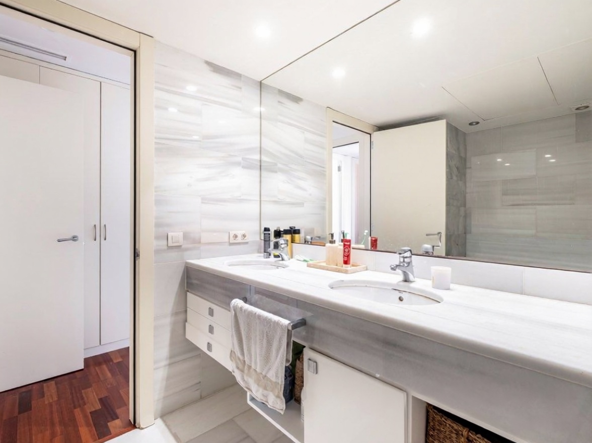 Piso en venta en primera línea de playa en Barcelona — Baño