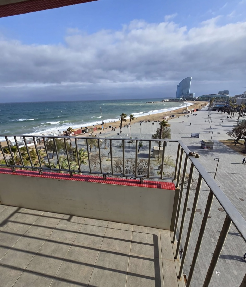 Flat for sale frontline beach in Barcelona — Sea terrace