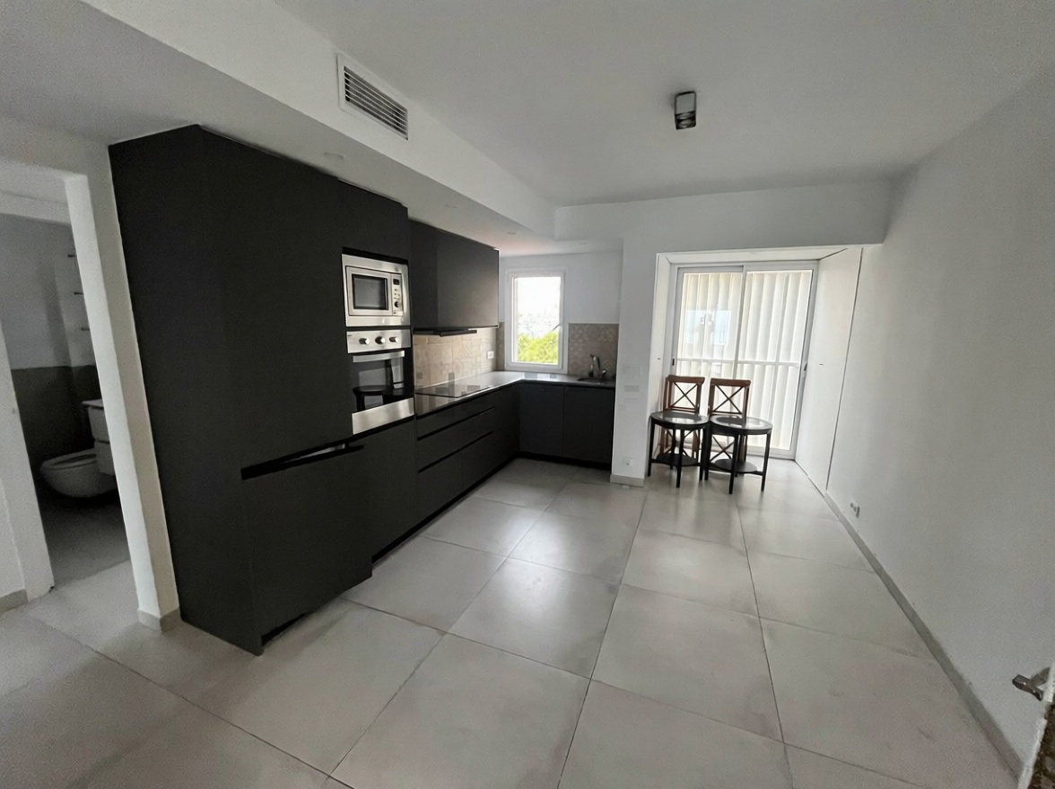 Flat for sale frontline beach in Barcelona — Kitchen