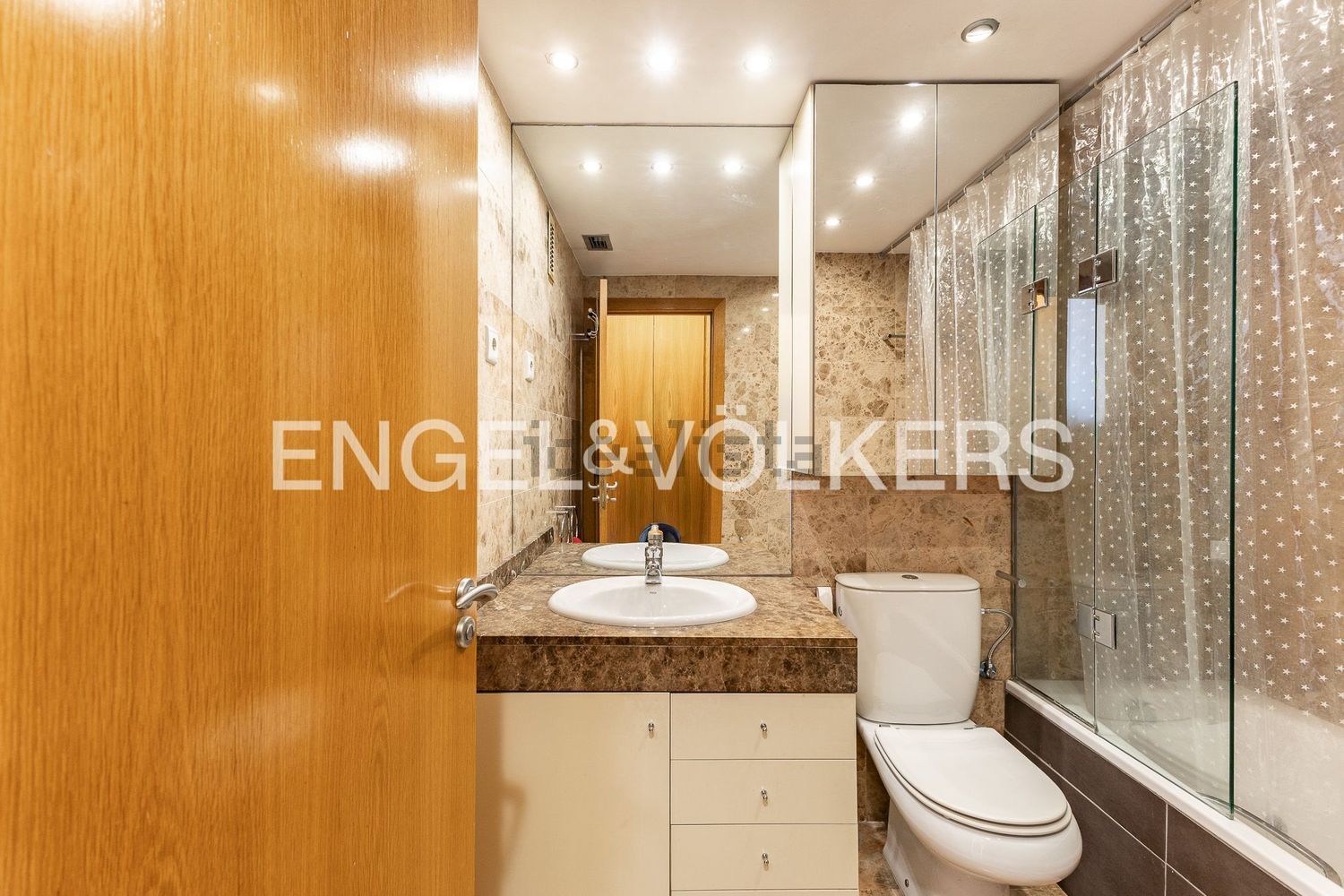 Piso en venta en primera línea de playa en Barcelona — Baño