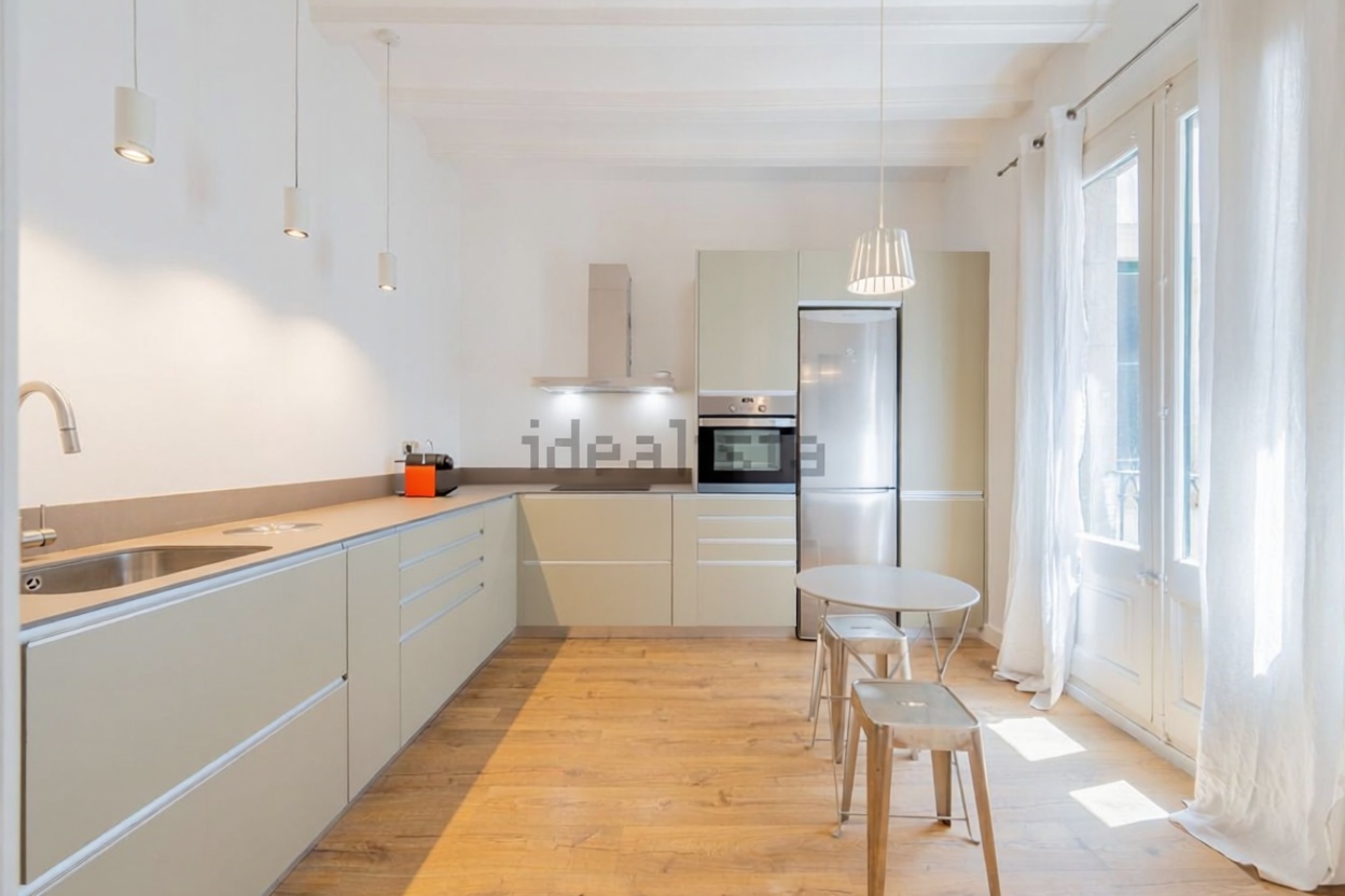 Piso en venta en primera línea de playa en Barcelona — Cocina