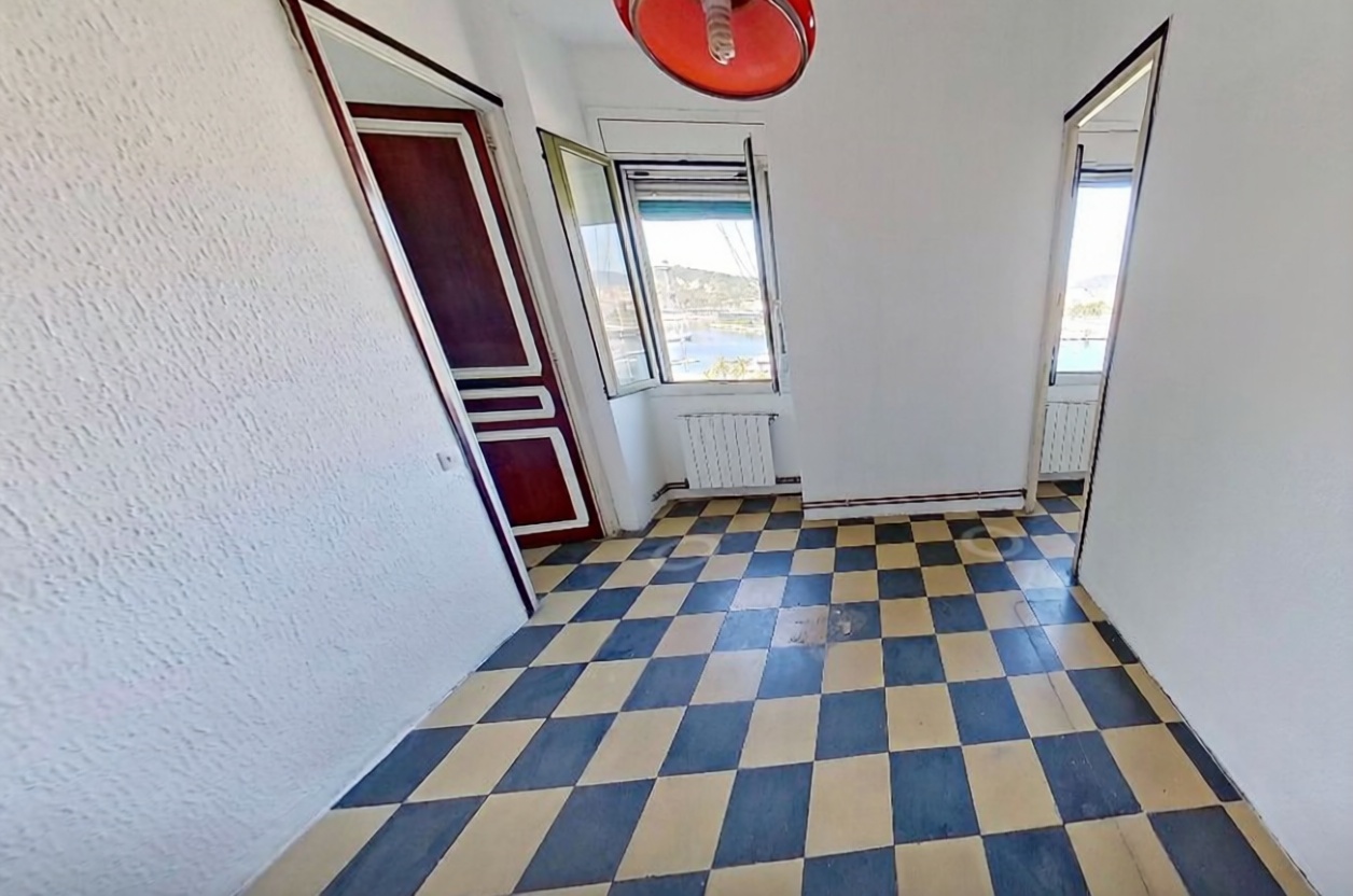 Piso en venta en primera línea de playa en Barcelona — Dormitorio