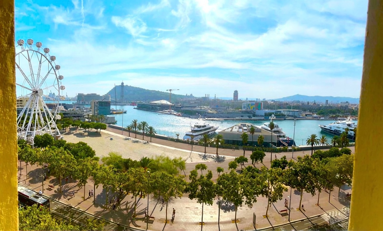 Flat for sale frontline beach in Barcelona — Sea view