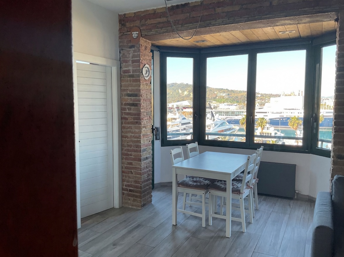 Piso en venta en primera línea de playa en Barcelona — Comedor