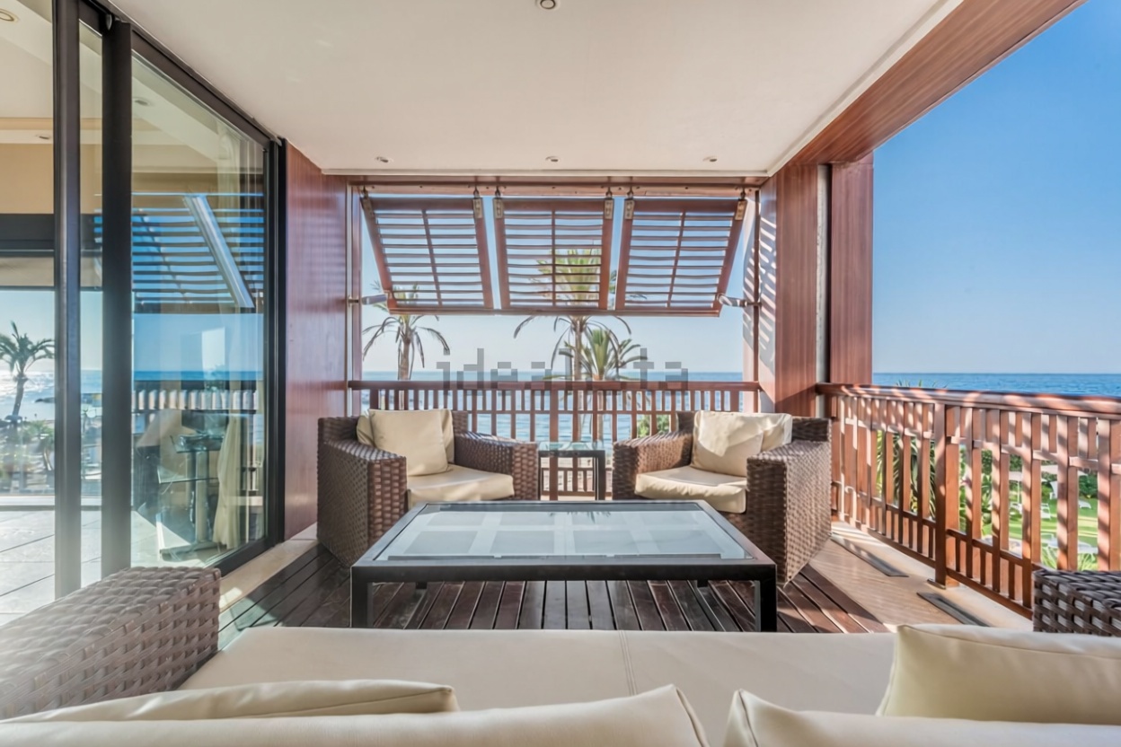 Piso en primera línea de playa en Marbella — Piscina
