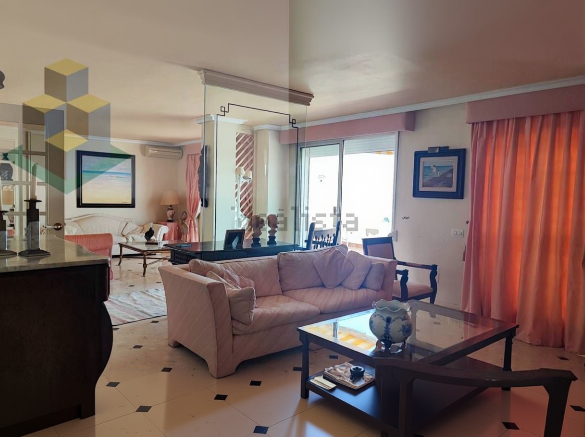 Dachgeschosswohnung zum Verkauf in erster Meereslinie in Salou — Wohnzimmer