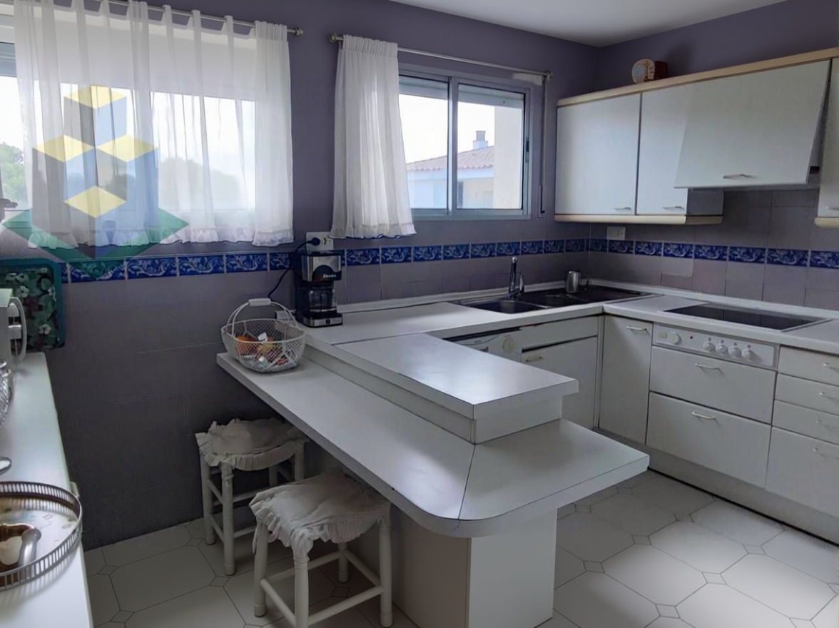 Dachgeschosswohnung zum Verkauf in erster Meereslinie in Salou — Küche