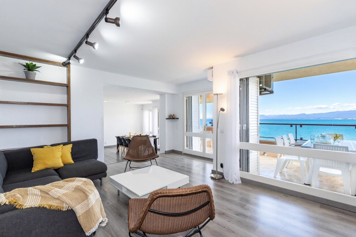Piso en venta en primera línea de playa en Salou — Salón