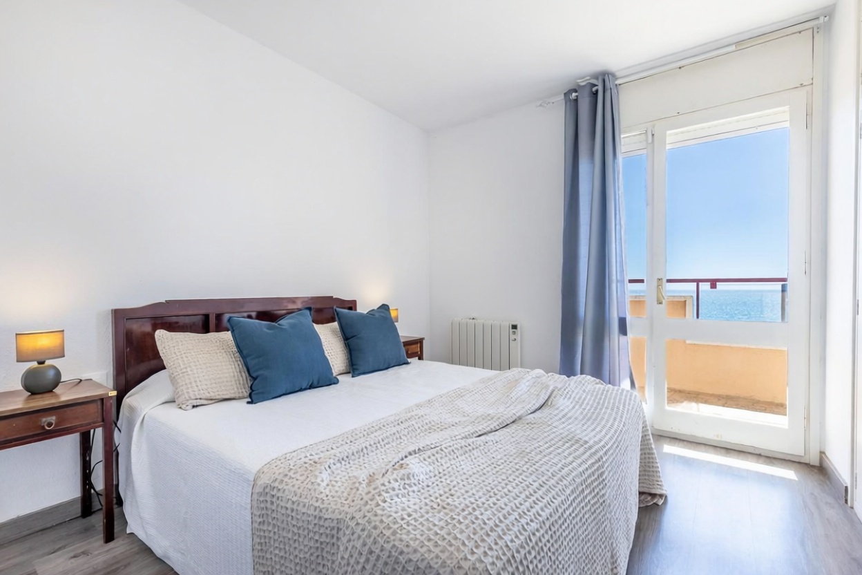 Piso en venta en primera línea de playa en Salou — Dormitorio