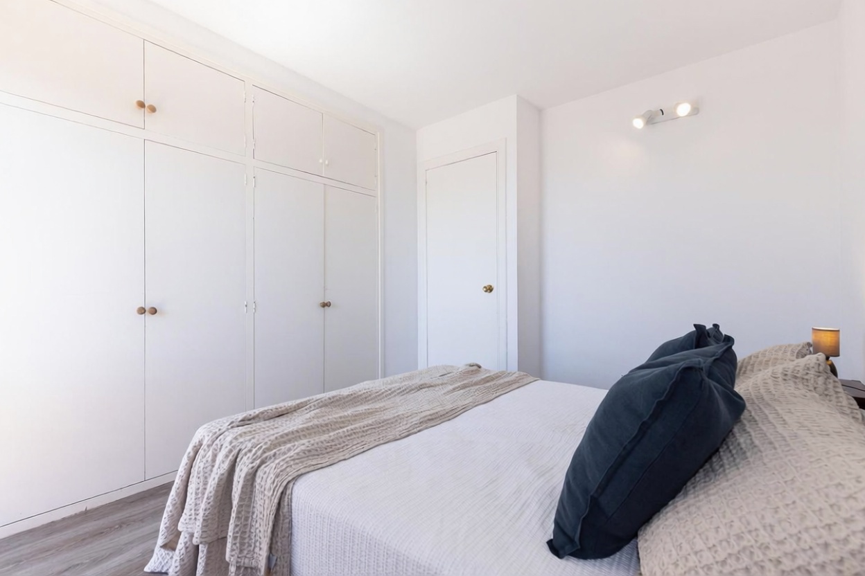 Piso en venta en primera línea de playa en Salou — Dormitorio
