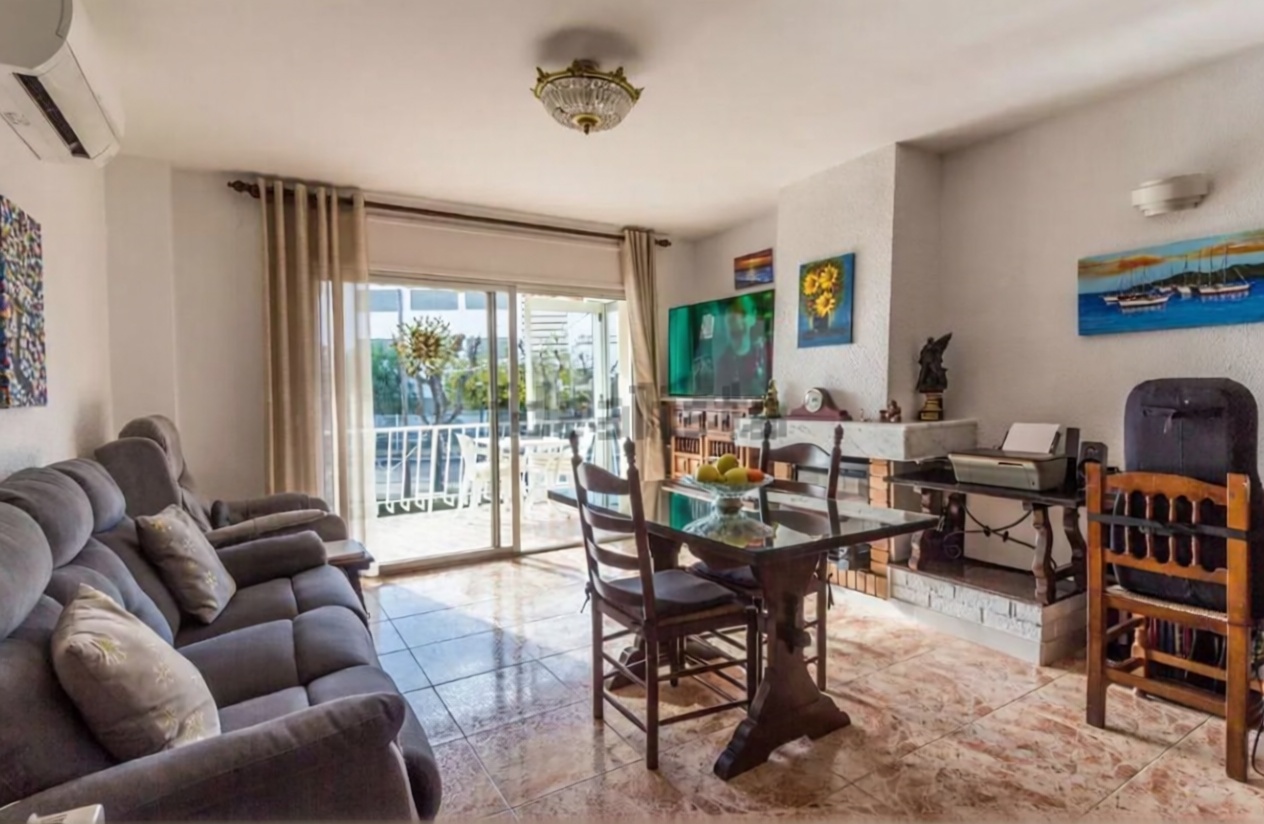 Wohnung zum Verkauf in direkter Strandlage in Cambrils — Wohnzimmer