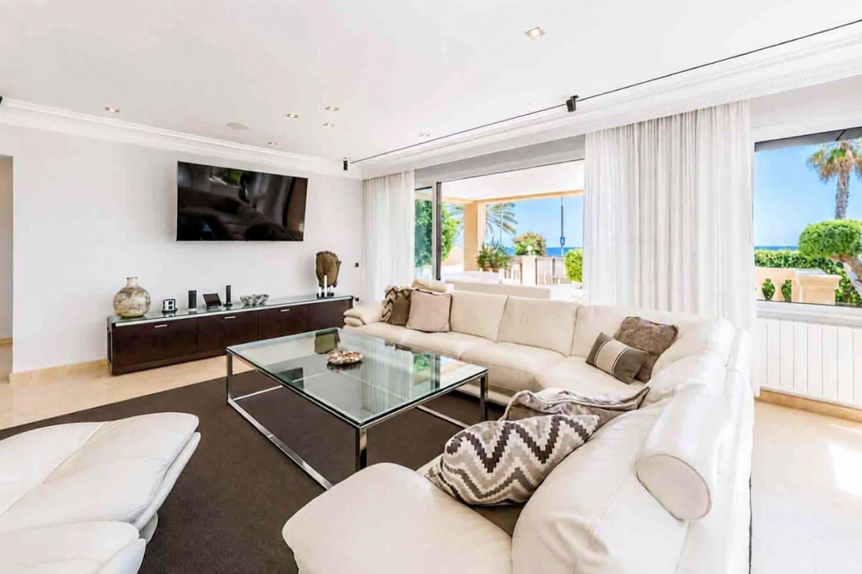 Chalet mit direkter Strandzugang in Sitges — Wohnzimmer