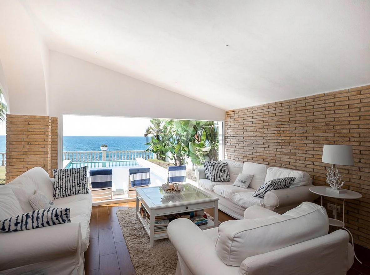 Chalet avec accès direct à la plage à Vilanova i la Geltrú — Séjour