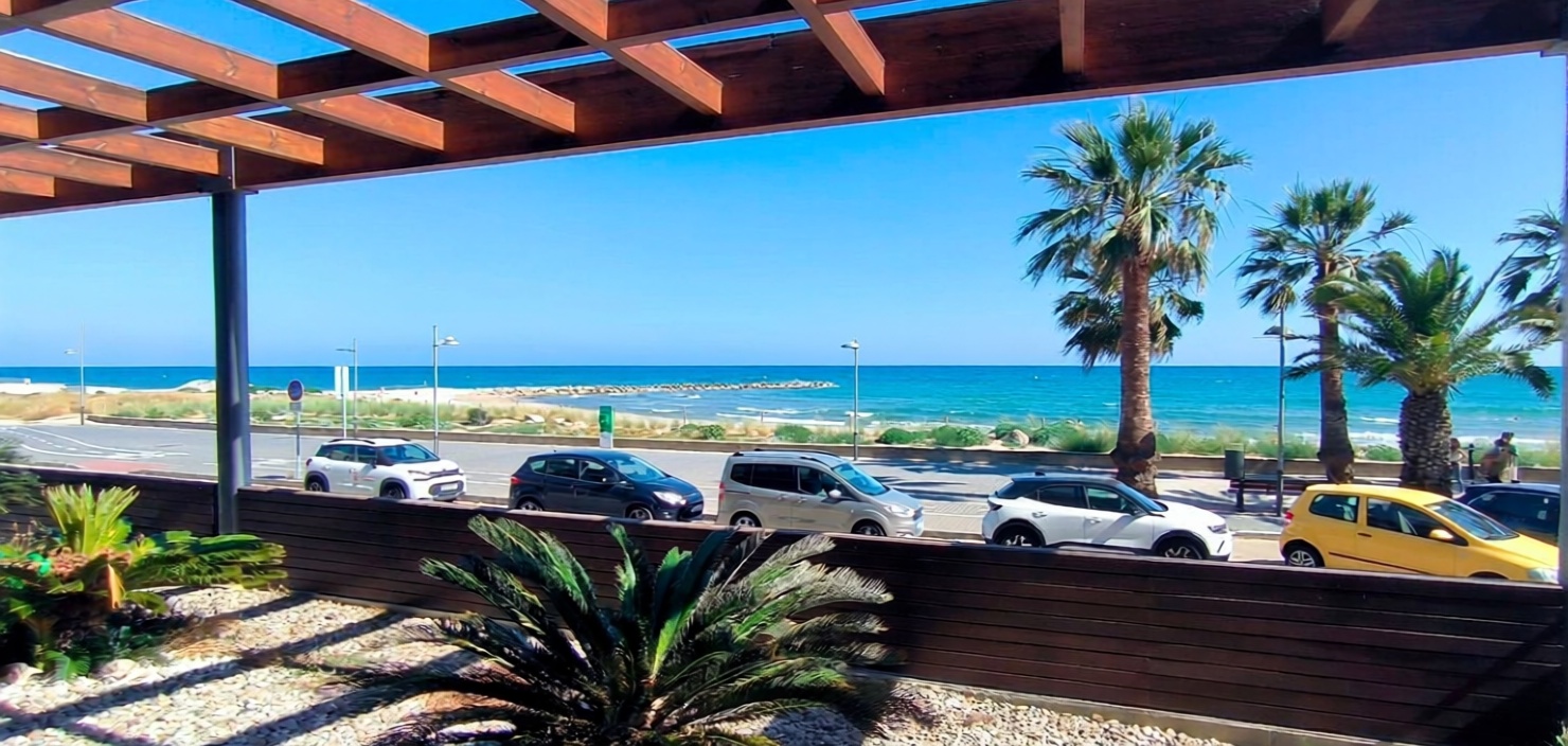 Wohnung in erste Strandlinie in Cubelles — Meerterrasse