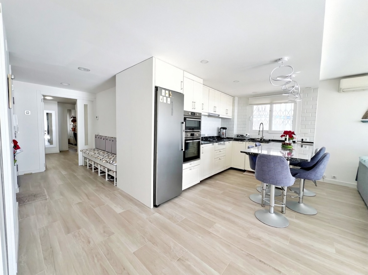 Piso en venta en Paseo Marítim, 239 — Cocina