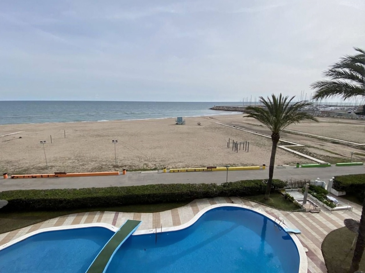 Piso en primera línea de playa en Roda de Berà — Vista mar