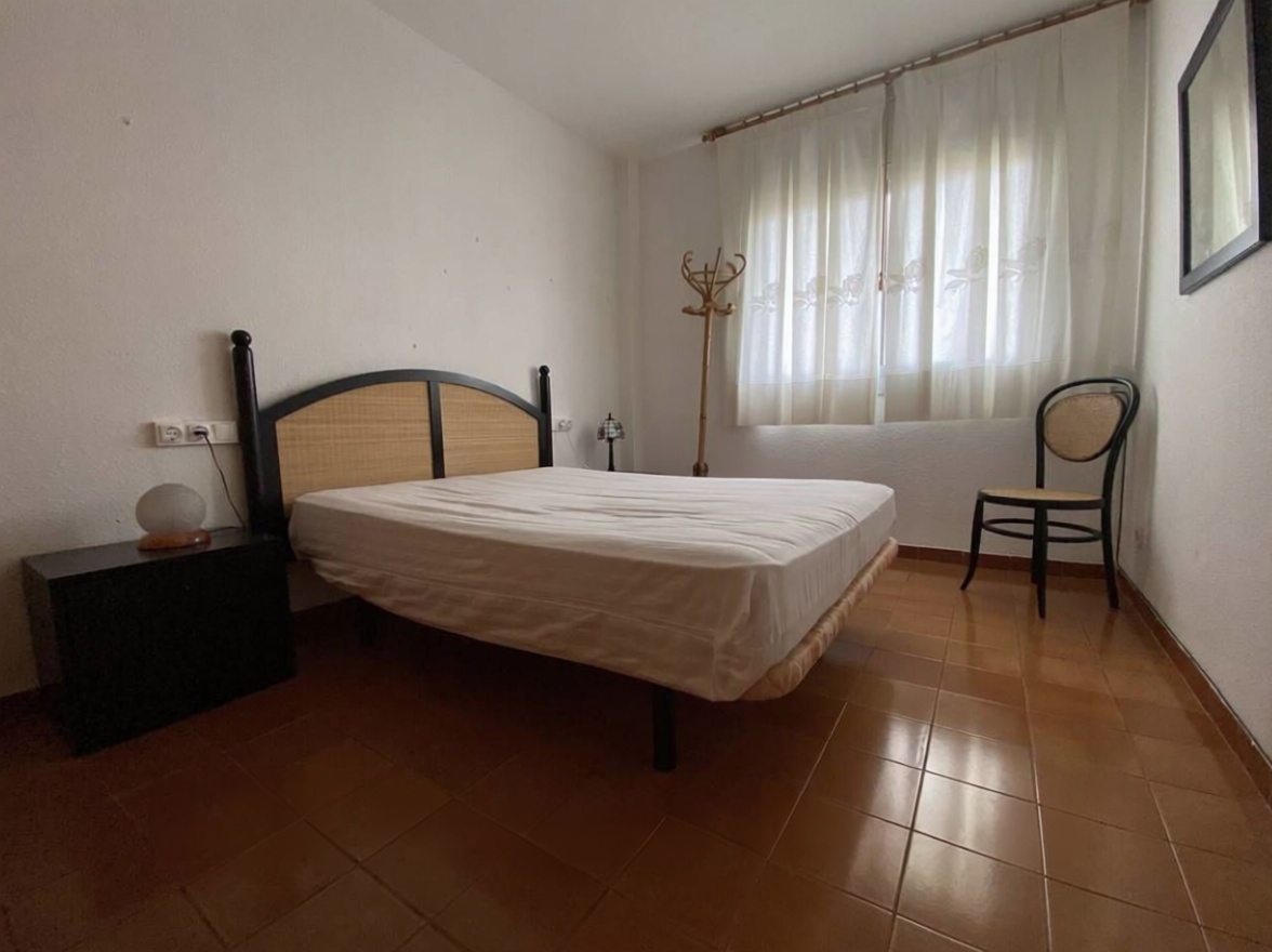 Piso en primera línea de playa en Roda de Berà — Dormitorio