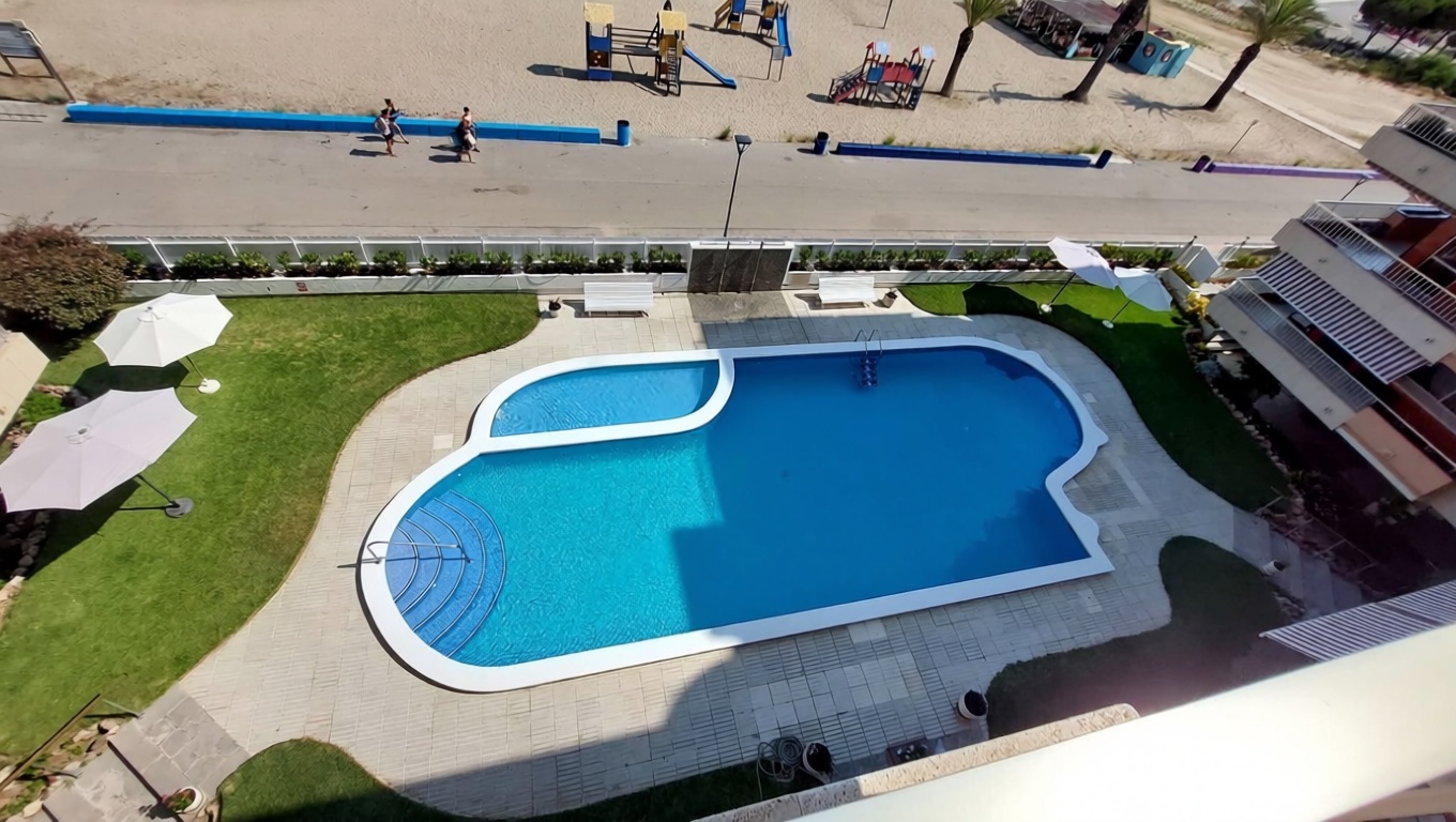 Piso en primera línea de playa en Roda de Berà — Aérea