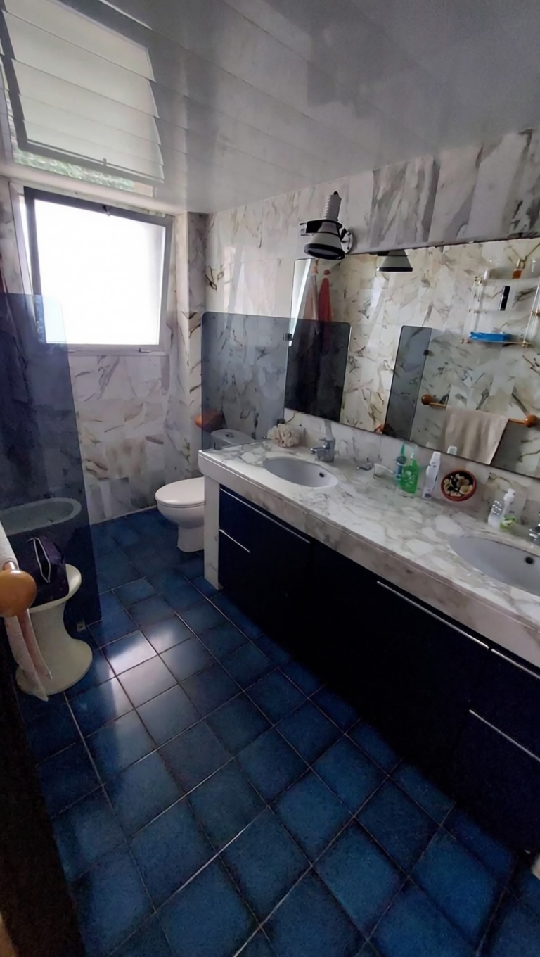 Piso en primera línea de playa en Roda de Berà — Baño