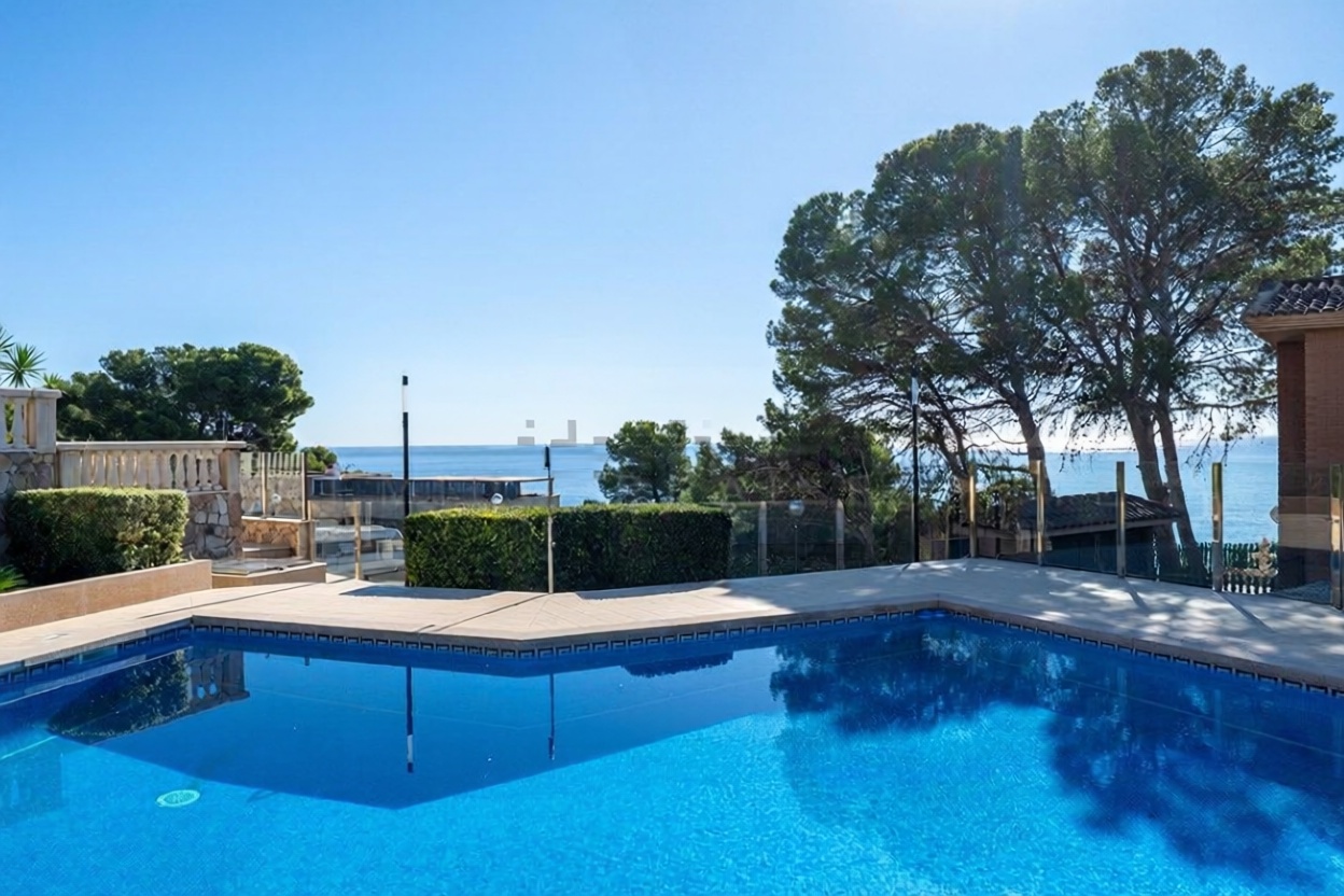 Chalet adosado en venta en Calle de la Punta del Cavall s/n — Piscina