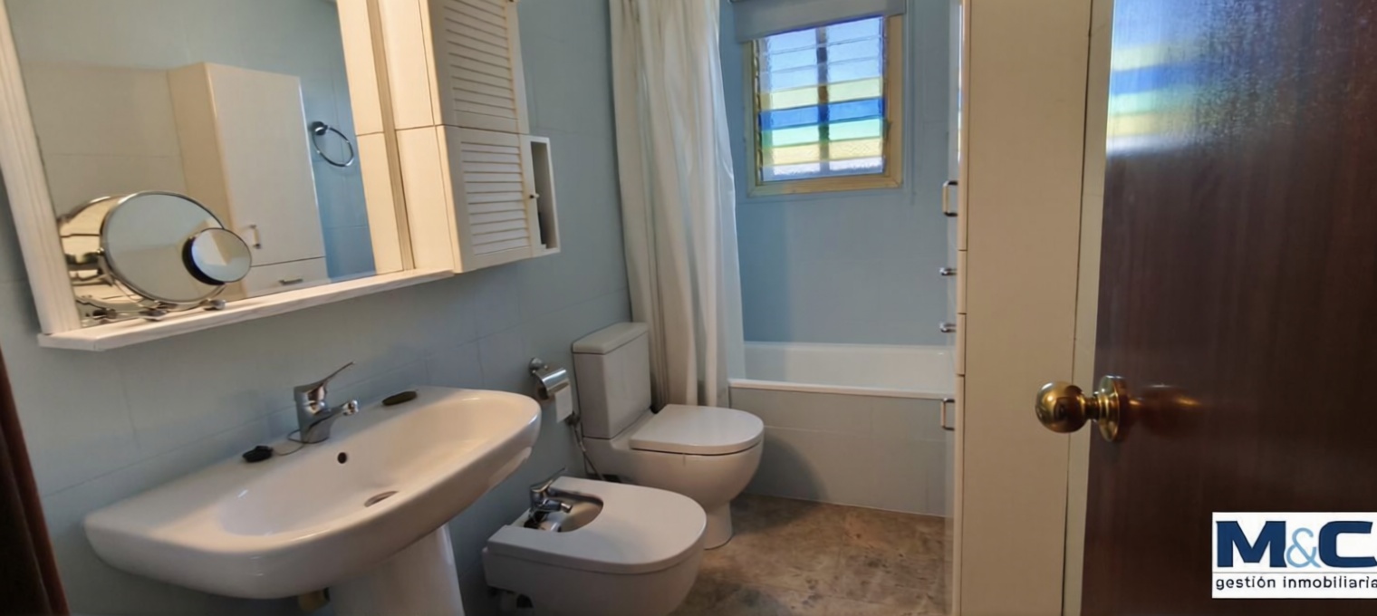 Ático en venta en Calle del Vendrell, 2 — Baño