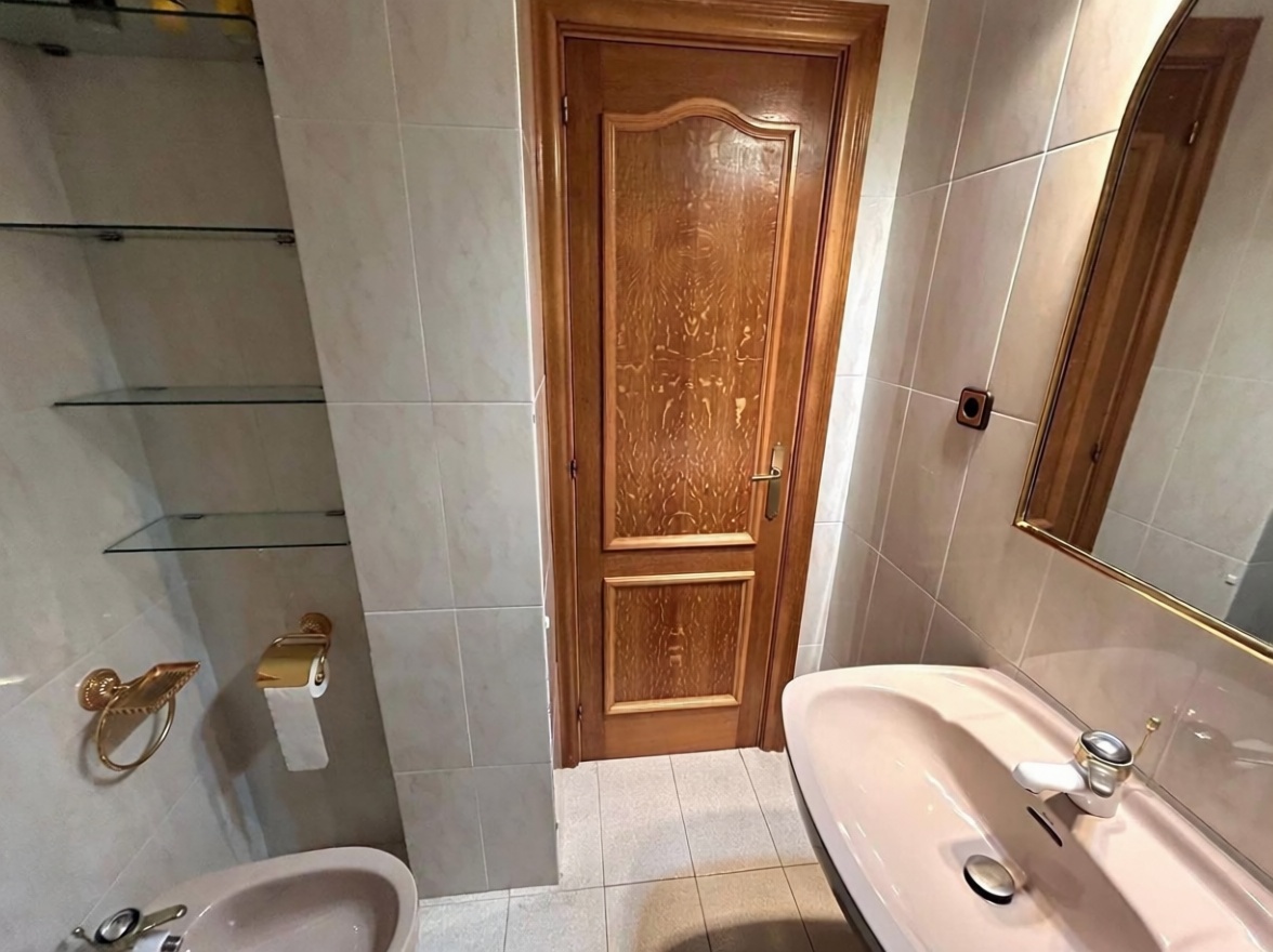 Piso en venta en Calle de Milà i Fontanals — Kitchen