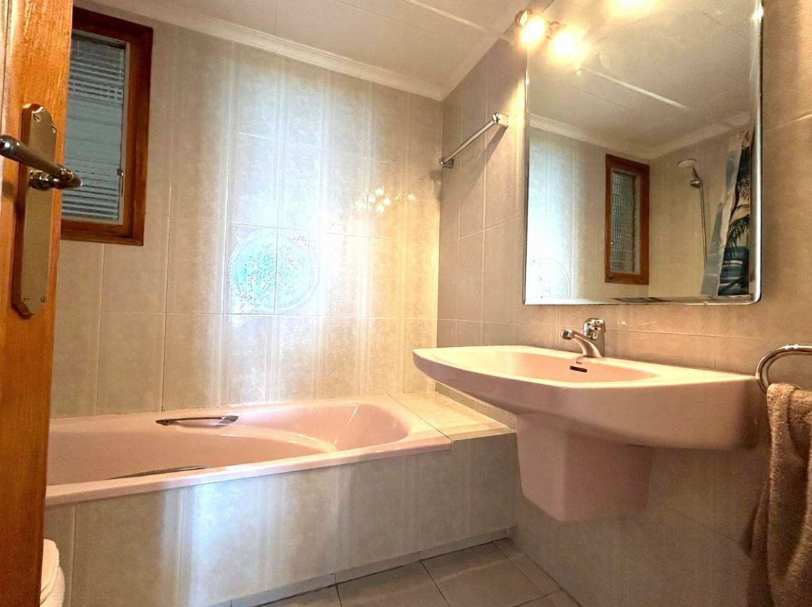 Piso en venta en Calle de Milà i Fontanals — Bathroom