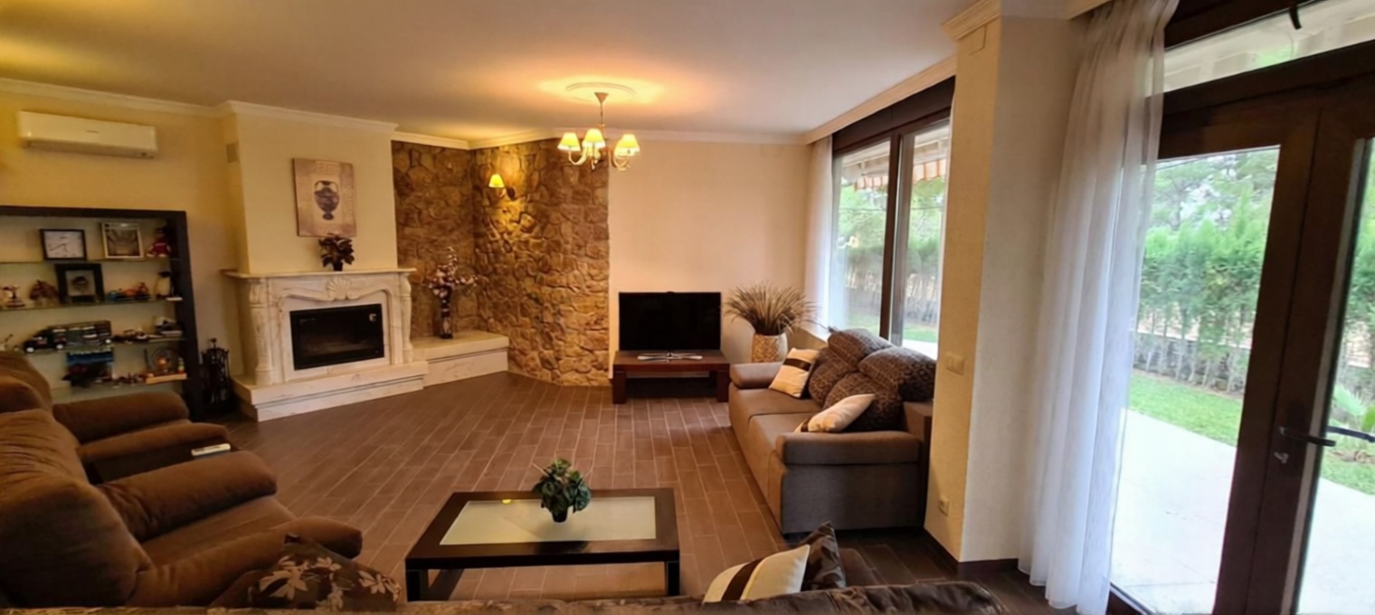 Chalet en venta con acceso directo a la playa en L'Ametlla de Mar — Salón