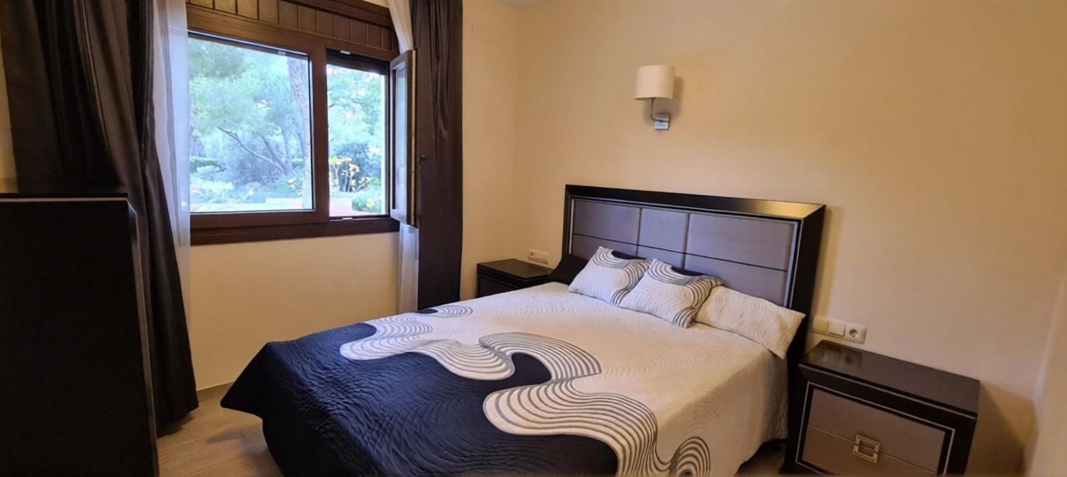 Chalet en venta con acceso directo a la playa en L'Ametlla de Mar — Dormitorio