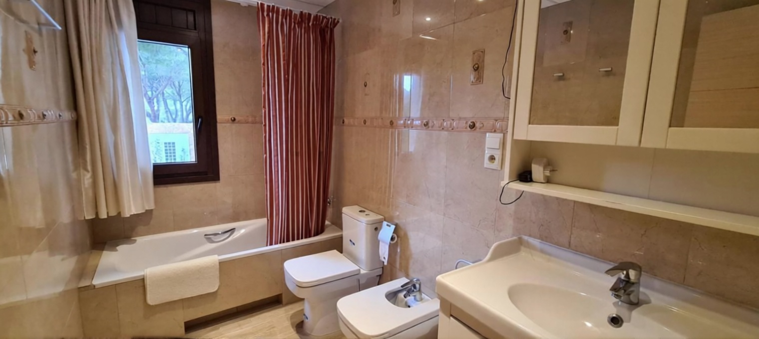 Chalet en venta con acceso directo a la playa en L'Ametlla de Mar — Baño