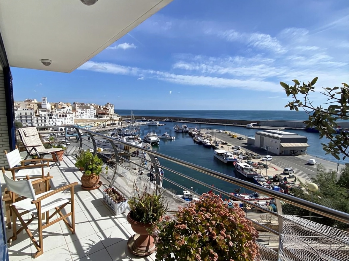 Мансарда на продажу на первой линии моря в L'Ametlla de Mar