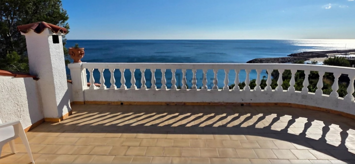 Шале на продажу с прямым выходом на пляж в L'Ametlla de Mar