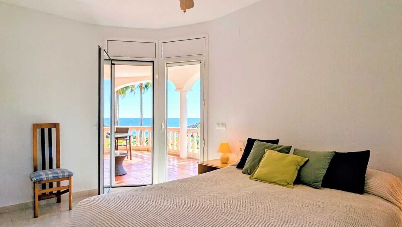 Chalet à vendre avec accès direct à la plage à L'Ametlla de Mar — Chambre