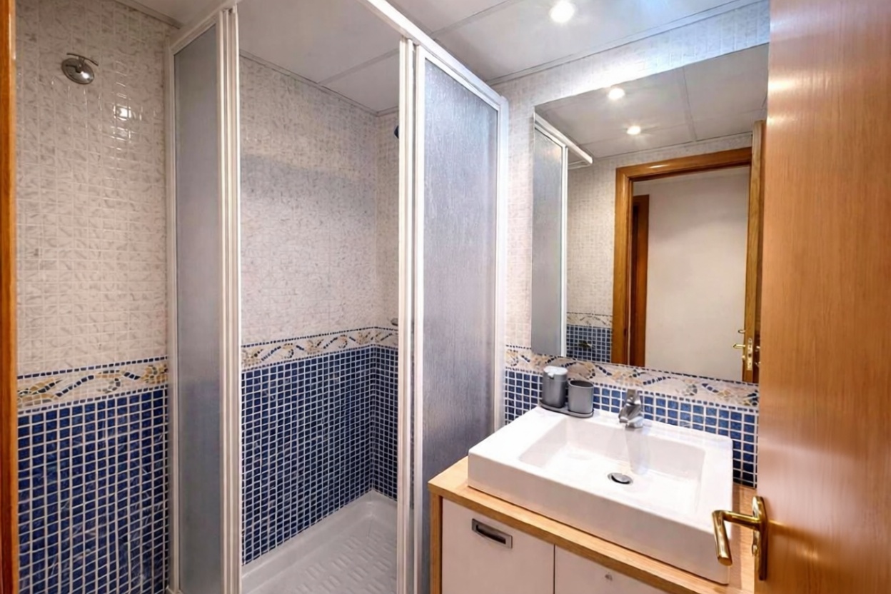 Wohnung zum Verkauf in direkter Strandlage in L'Ametlla de Mar — Bad