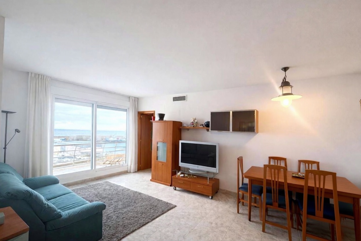 Wohnung zum Verkauf in direkter Strandlage in L'Ametlla de Mar — Wohnzimmer