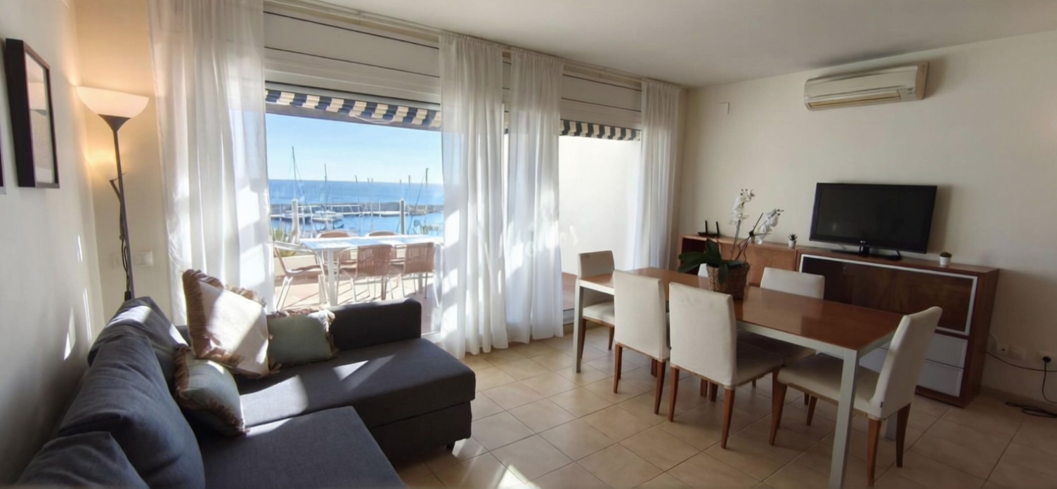 Wohnung zum Verkauf in direkter Strandlage in L'Ametlla de Mar — Wohnzimmer