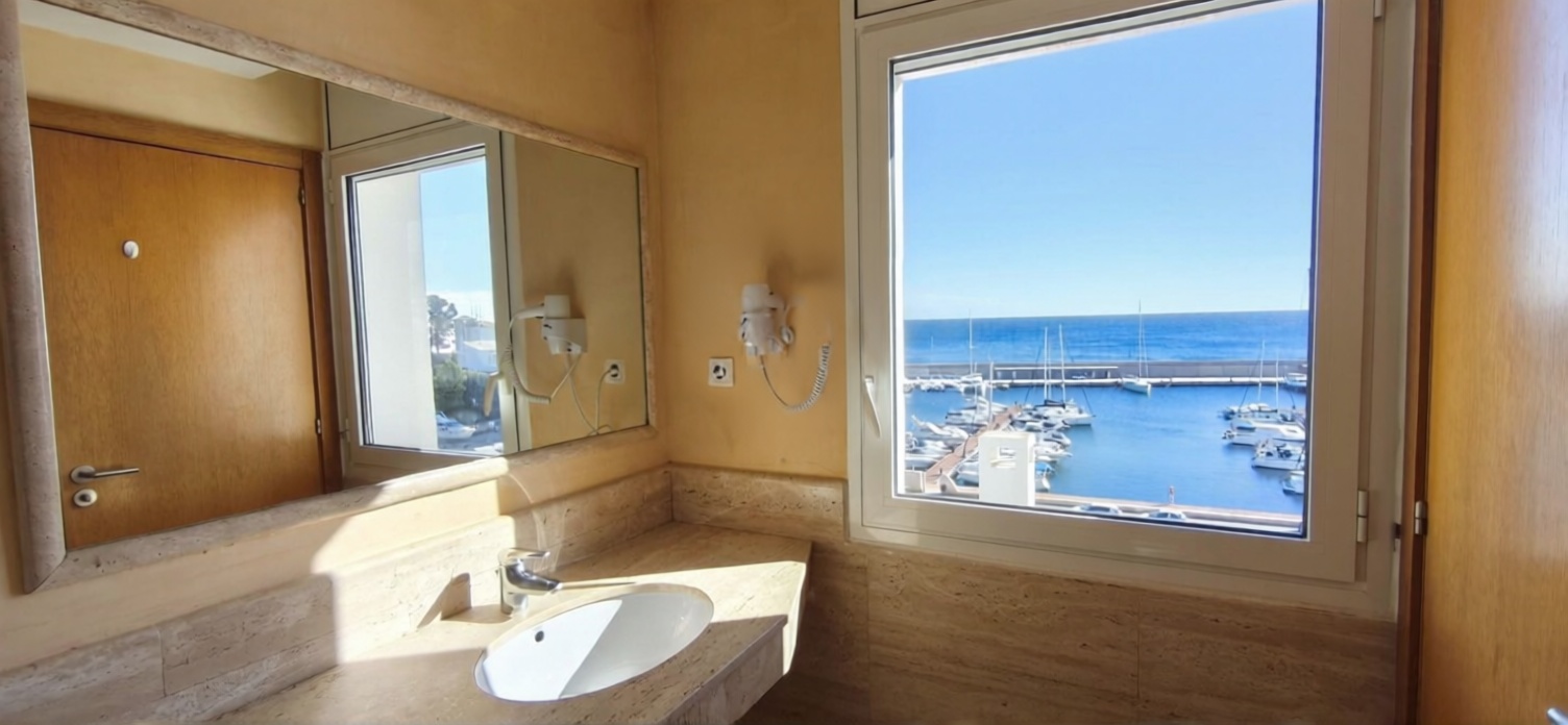 Wohnung zum Verkauf in direkter Strandlage in L'Ametlla de Mar — Bad