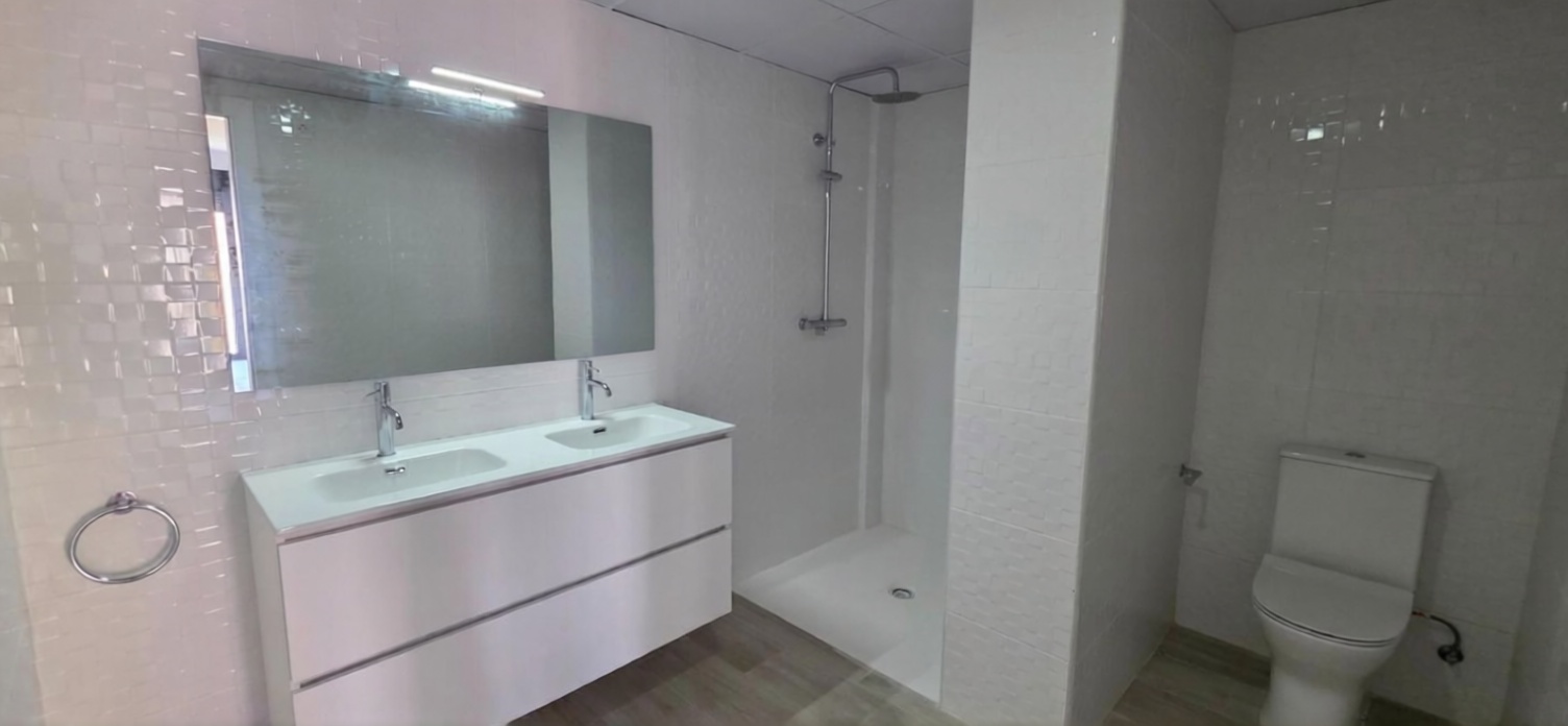 Duplexwohnung zum Verkauf in direkter Strandlage in L'Ametlla de Mar — Bad