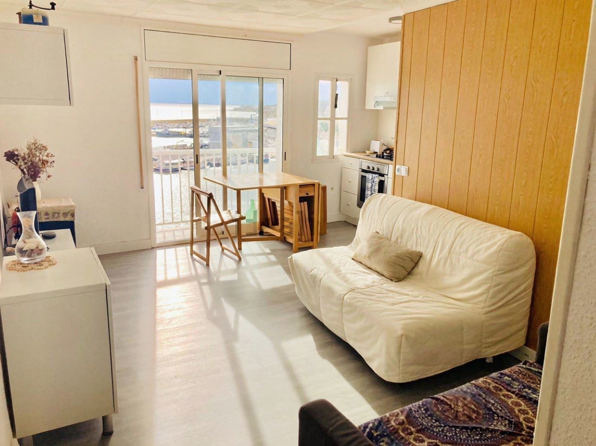Dachgeschosswohnung zum Verkauf in erster Meereslinie in L'Ametlla de Mar — Wohnzimmer