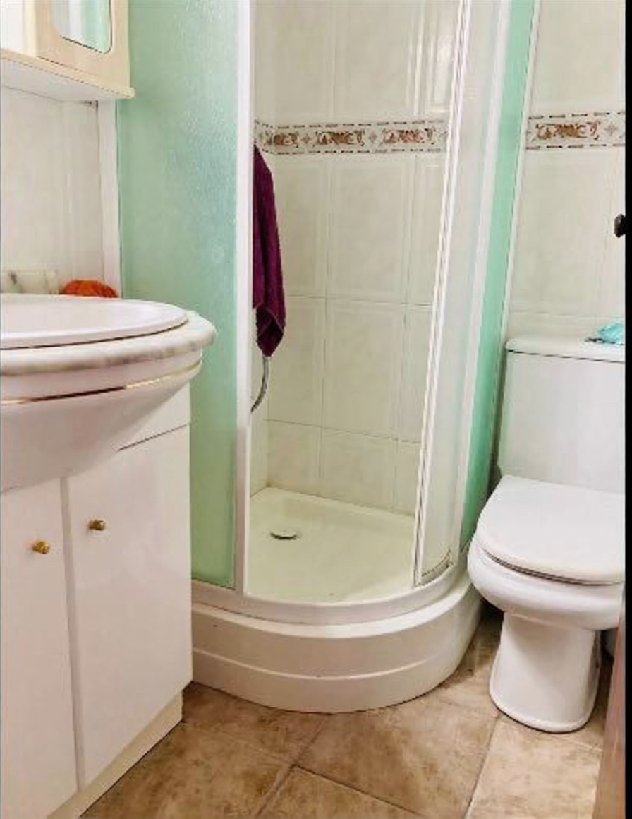 Dachgeschosswohnung zum Verkauf in erster Meereslinie in L'Ametlla de Mar — Bad