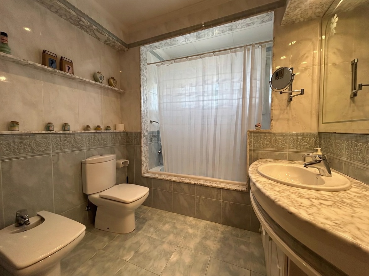 Piso en venta en Centre — Baño