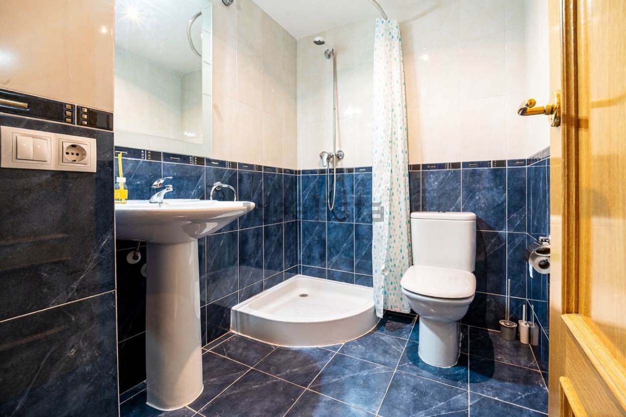 Piso en venta en Avenida de Castelló — Bathroom