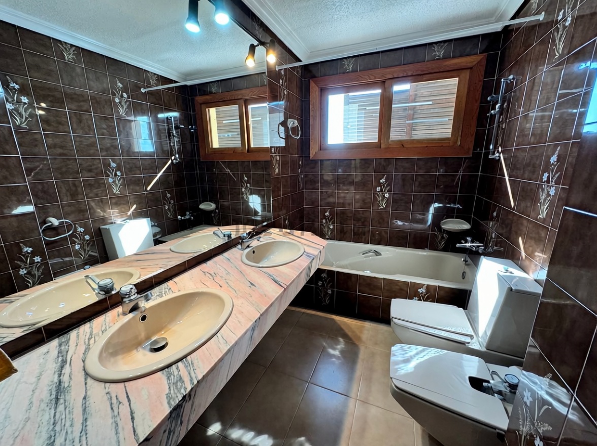 Casa o chalet independiente en venta en Calle de Colòmbia — Bathroom