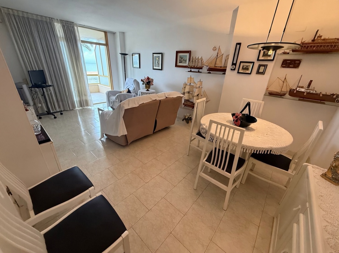Piso en venta en Avenida del Papa Luna, 100 — Sala
