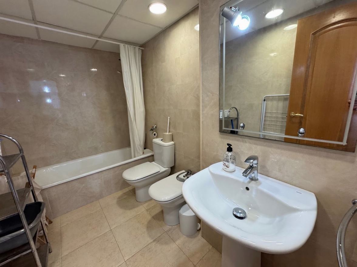 Piso en venta en Avenida del Papa Luna — Bathroom