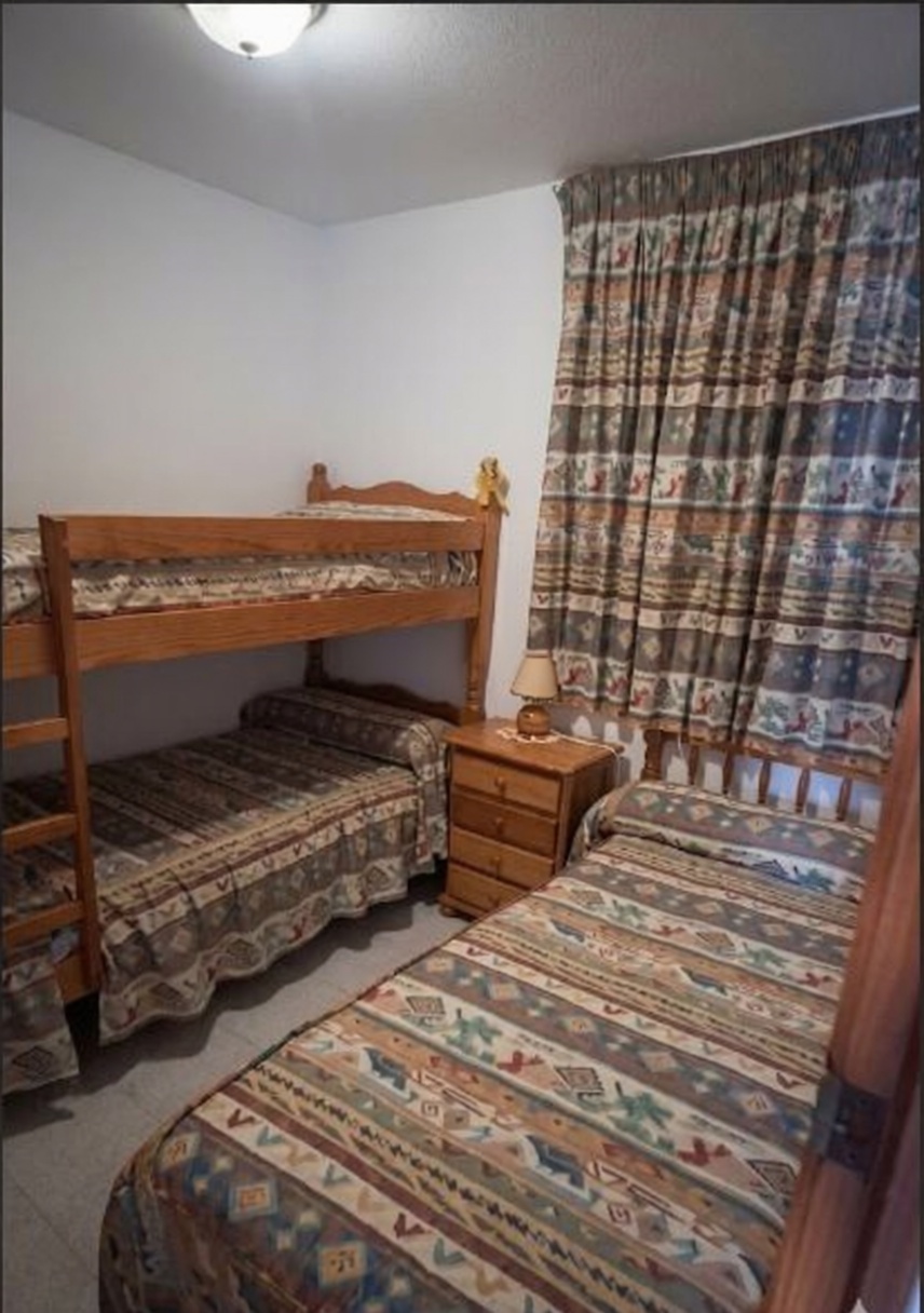 Piso en venta en Avenida del Papa Luna, 162 — Bedroom