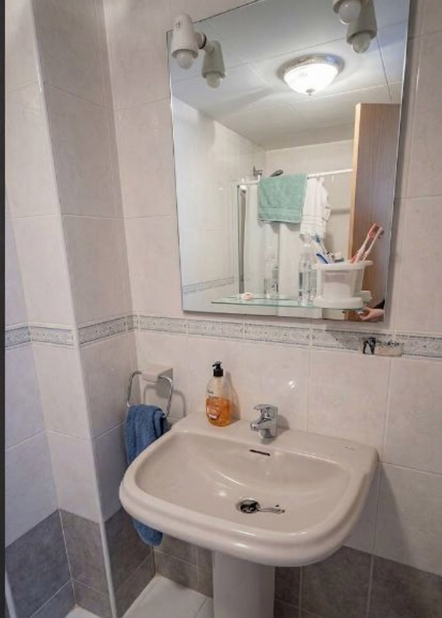 Piso en venta en Avenida del Papa Luna, 162 — Bathroom