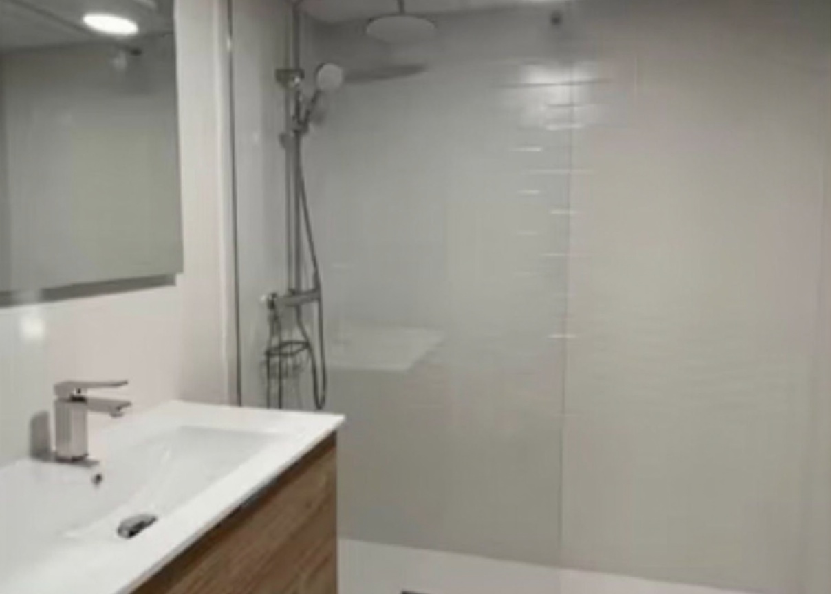 Piso en venta en Avenida del Papa Luna, 147 b — Bathroom