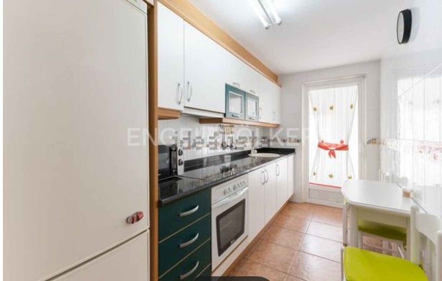 Piso en venta en Avenida del Papa Luna, 40 — Cuisine